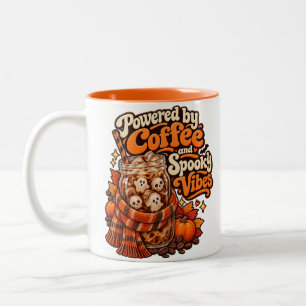 Angetrieben von Kaffee und gruseligen Vibes Hallow Zweifarbige Tasse