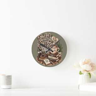 Angetrieben von Kaffee und guter Laune – Süßer Kaf Runde Wanduhr