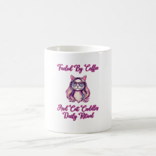 Angetrieben von Kaffee und Katzenknuddeln Tägliche Kaffeetasse