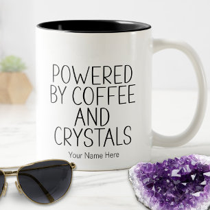 Angetrieben von Kaffee und Kristallen Zitat Metaph Zweifarbige Tasse