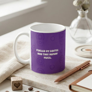 Angetrieben von Kaffee und Umarmungen kleiner Mens Kaffeetasse