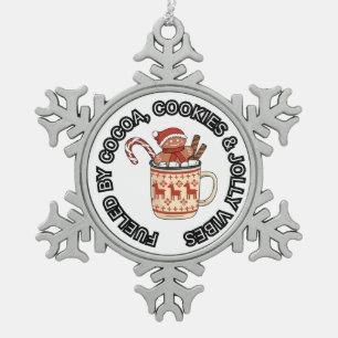 Angetrieben von Kakao, Keksen und fröhlichen Vibes Schneeflocken Zinn-Ornament