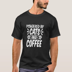 Angetrieben von Katzen und Kaffee T-Shirt
