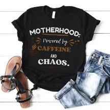 Angetrieben von Koffein und Chaos Mutter-T-Shirt
