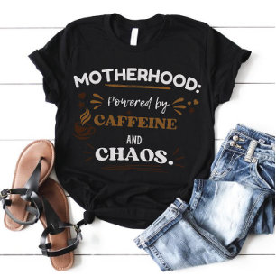 Angetrieben von Koffein und Chaos Mutter-T-Shirt T-Shirt