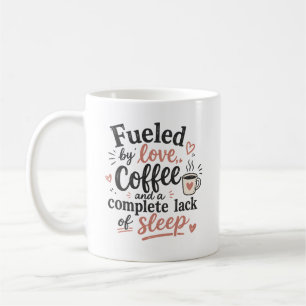 Angetrieben von Liebe Kaffee und einem kompletten Kaffeetasse