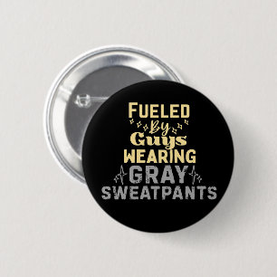 Angetrieben von Männern in grauen Sweathosen Button