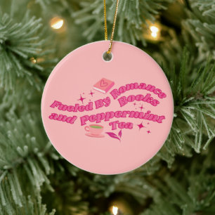 Angetrieben von Romantikbüchern und Pfefferminztee Keramik Ornament
