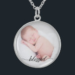 Angewohnt, Baby-Foto, gesegnete Schrift Sterling Silberkette<br><div class="desc">Set ein beliebtes Foto Ihres Babys in diesem Anhänger. Das Wort "gesegnet" in einem eleganten Skript wird am unteren Rand platziert,  um Sie an dieses besondere Wort und geliebtes Kind zu erinnern. Ein wunderbares Geschenk.</div>