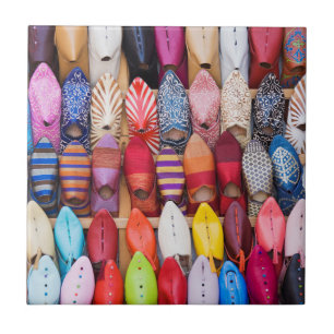 Angezeigte Schuhe in einem Geschäft in den Souks Fliese