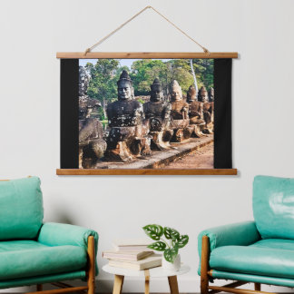 Angkor Thom Götterstatuen  Wandteppich Mit Holzrahmen