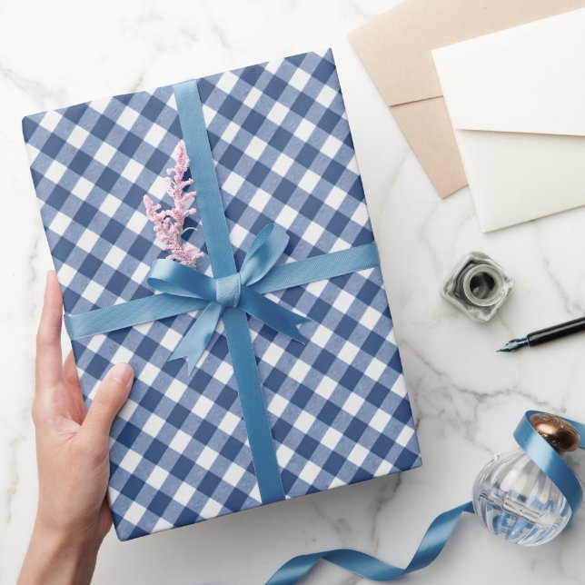 Angled Blue und White Gingham Geschenkpapier (Schenken)