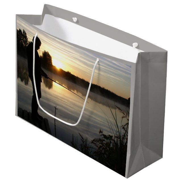 Anglermorgen Große Geschenktüte (Vorderseite Schrägansicht)