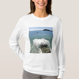 Angriff mit Amphibienfahrzeugsfahrzeuge nehmen die T-Shirt