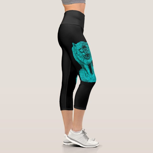 Angry Black Wolf in der Nacht Capri Leggings (Rechts)