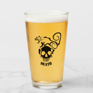Angry Rat auf einem bösen Schädel Glas