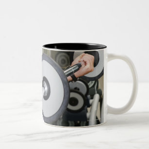 Anhebende Gewichte des Mannes in Turnhalle 2 Zweifarbige Tasse