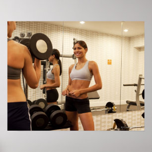 Anhebende Gewichte in der Turnhalle Poster
