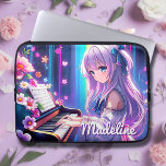 Anime Girl Playing Piano Personalisiert Laptopschutzhülle<br><div class="desc">Personalisierter Laptop-Ärmel Hübsches Anime-Mädchen,  das Klavier spielt,  umgeben von Sternen und Blume in lila,  blau und rosa.</div>