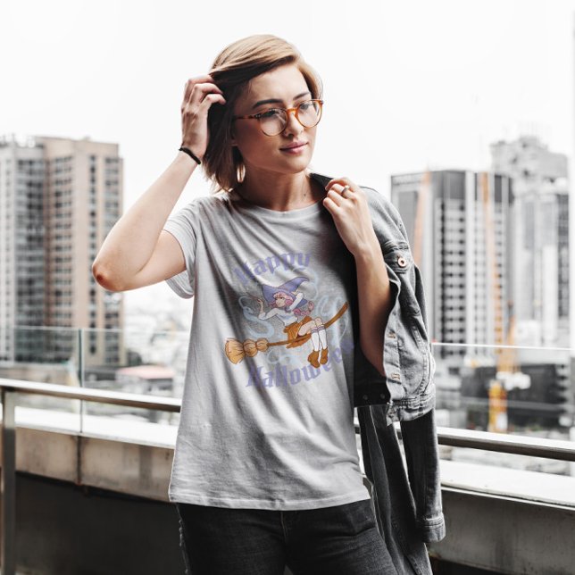 Anime Witch Girl im Zimmer T-Shirt (Von Creator hochgeladen)