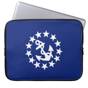 Anker und Sterne der Wasseryacht auf blauem Dekor Laptopschutzhülle