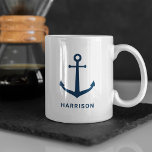 Ankerschiff der Nautic Navy Blue Individuelle Name Kaffeetasse<br><div class="desc">Die Nautic Custom Coffee Tasse verfügt über einen eleganten Bootanker im Küstenstreifen mit einem einfachen,  modernen Text,  der mit einem Vor- oder Nachnamen - oder einem anderen bevorzugten Text - personalisiert werden kann. Klassische marineblau-blaue und weiße Farbe.</div>