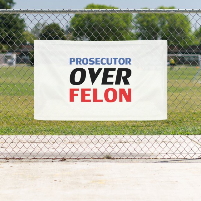 Anklägerin über Felon Typografie, rot-weiß Banner (Insitu)