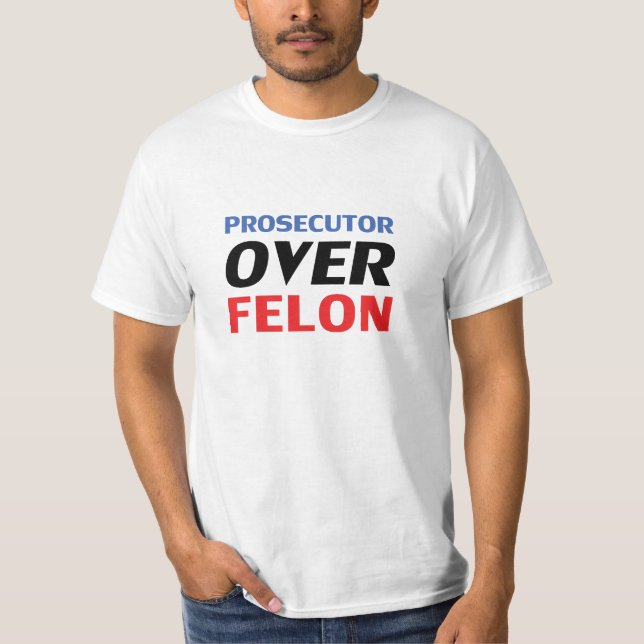 Anklägerin über Felon Typografie, rot-weiß T-Shirt (Vorderseite)