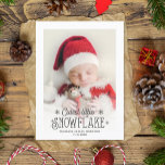 Ankündigung der Geburt eines niedlichen Fotos<br><div class="desc">Mit dieser Weihnachts- und Winterankündigung auf der Postkarte können Sie die Neuigkeiten Ihrer Neuheit in Ihrer Familie erleben. Passen Sie die Vorderseite der Karte mit dem Namen und Geburtsdatum Ihres Babys und mit einem Ihrer Lieblingsfotos mit einem schönen dunkelgrauen Overlay-Skript an, das "Niedlichste kleine Schneeflocke" ausliest. Auf der Rückseite der...</div>