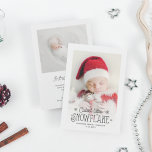 Ankündigung der Geburt eines niedlichen Fotos<br><div class="desc">Mit dieser Weihnachts- und Winterankündigungskarte können Sie die Neuigkeiten über Ihre Neuheit in Ihrer Familie erleben. Passen Sie die Vorderseite der Karte mit dem Namen und Geburtsdatum Ihres Babys und mit einem Ihrer Lieblingsfotos mit einem schönen dunkelgrauen Overlay-Skript an, das "Niedlichste kleine Schneeflocke" ausliest. Auf der Rückseite der Karte können...</div>