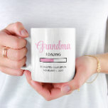 Ankündigung der Schwangerschaft in Rosa Oma Kaffeetasse<br><div class="desc">Diese zauberhafte Tasse in Rosa und Weiß ist perfekt,  um sie mit Ihrer Schwangerschaftsankündigung zu überraschen. Es ist eine großartige Idee für die Oma-to-be,  die Technologie Lieben.</div>