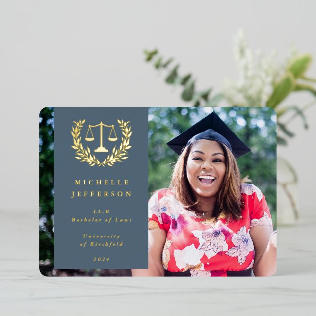 Ankündigung des Abschlusses der "Foil/Blue Law Sch (Stehend vorne)