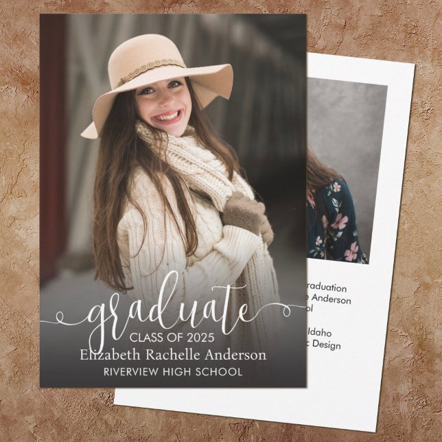 Ankündigung des Abschlusses für elegantes Skript-F (Elegant script photo graduation announcement. Add a photo on the front & back. Add your grad info,)