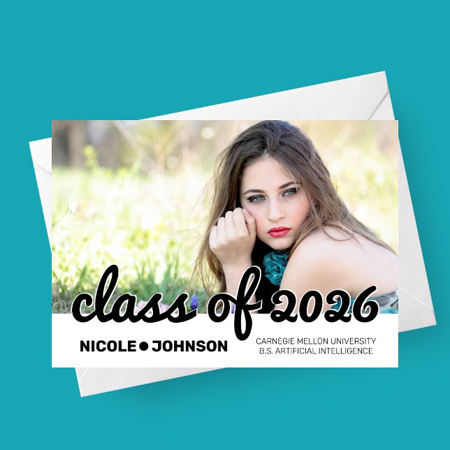 Ankündigung des Abschlusses für formatiertes Skrip (Bold Classic Class of 2026 Script Photo Graduation Announcement Card)