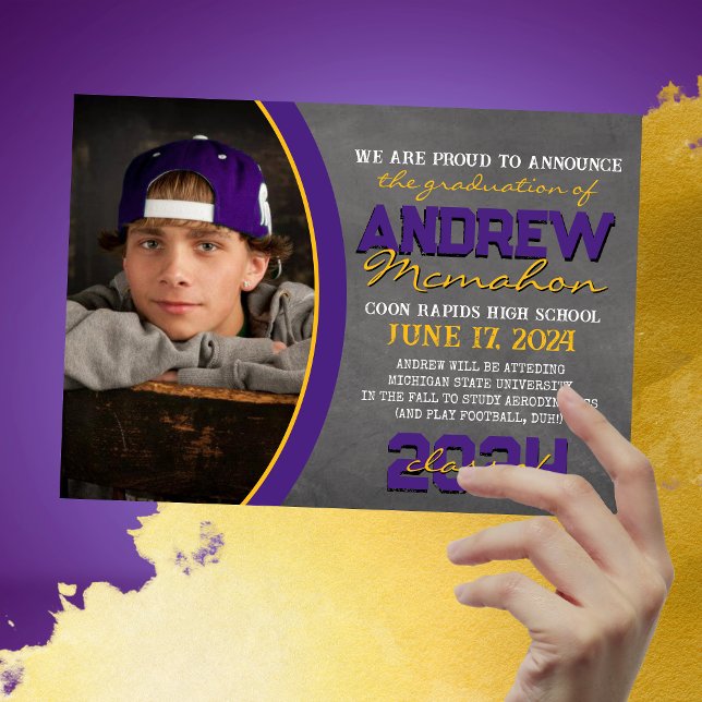 Ankündigung des Abschlusses für lila und Gold Chal (Unique 1 Photo Purple and Yellow Gold Chalkboard Graduation Announcements)