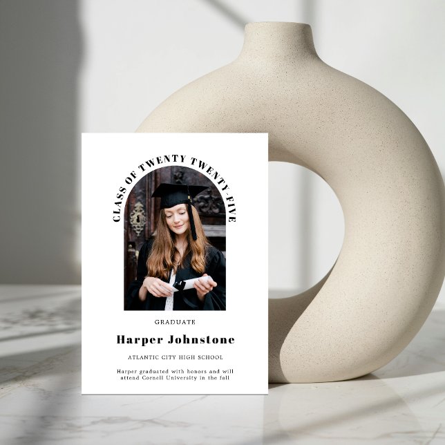 Ankündigung des Abschlusses Minimalistisches Einfa (Minimalist and simple Class of photo graduation announcement front view.)