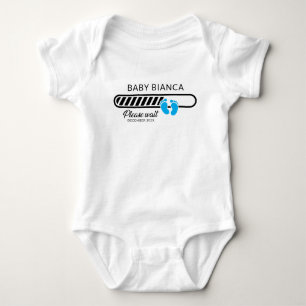 Ankündigung des Fotos für das Babyloaden von Schwa Baby Strampler