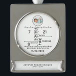 Ankündigung des Fotos für Neugeborene Banner-Ornament Silber<br><div class="desc">Eine Ankündigung der Neugeborenen mit dem Foto des Babys macht den perfekten Sake für jede Zeit des Geburtsjahres,  einschließlich der 1. Weihnachtszeit des Babys.</div>