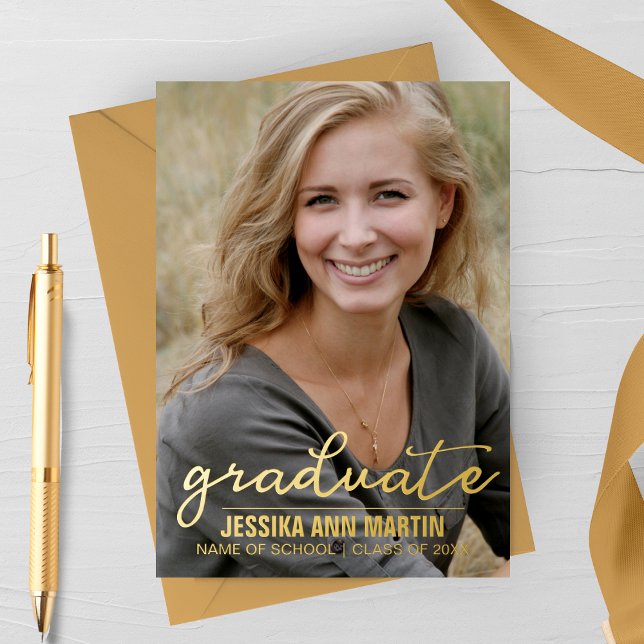 Ankündigung des Golden Modern Calligraphy Abschlus (Real Gold Foil Graduate Script Modern Graduation Announcement Card)