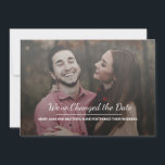Ankündigung des Hochzeitstipendium-Fotos<br><div class="desc">Veranstaltungen können einen Schlüssel in die Arbeit werfen, aber Sie können Ihren Gästen immer noch zeigen, dass Sie auf Kurs sind, um dies zu erreichen, nur wird es ein wenig später als geplant. Fügen Sie Ihr Lieblingsfoto in der Verlobung auf dieser Ankündigungskarte "Datum ändern" hinzu. "We've Changed the Date" ist...</div>