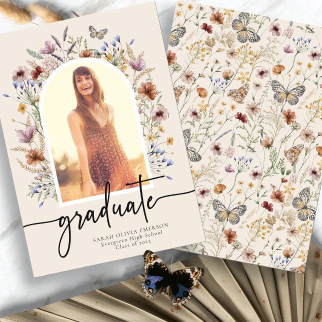 Ankündigung eines Blumenstuhls (Floral Boho Watercolor Graduate Announcement with Butterfly by Painted Paperie
)