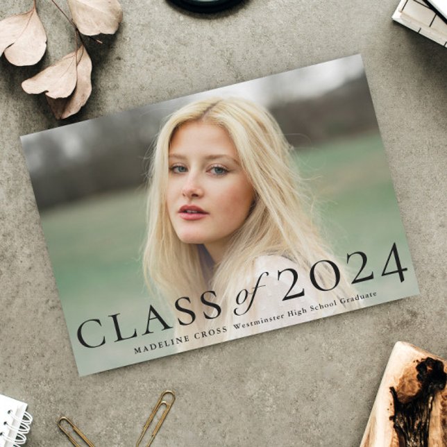 Ankündigung eines eleganten Foto-Abschlusses (Elegant typography class of 2024 photo graduation magnetic announcement.)