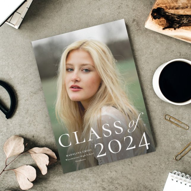 Ankündigung eines eleganten Foto-Abschlusses (Elegant Typography Class of 2024 Photo Graduation Announcement.)