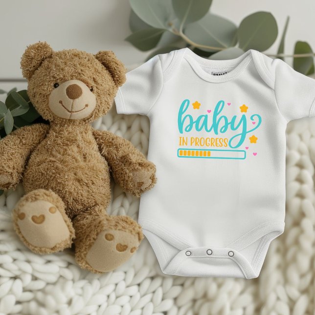 Ankündigung von Baby in Progress Schwangerschaft Strampler (Von Creator hochgeladen)