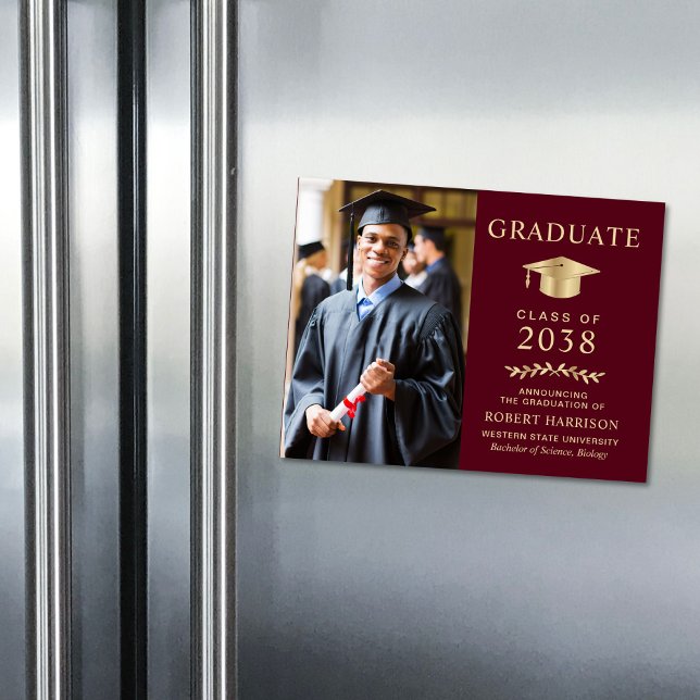 Ankündigung von Burgund Gold Foto Abschluss (An elegant college graduation announcement magnet to celebrate the graduate's achievements)