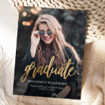 Ankündigung von Foto Gold Script Abschluss Postkarte<br><div class="desc">Moderne Postkarte für Abschluss mit einem individuellen vertikalen Foto. Das Wort "Absolvent" erscheint in goldenen Imitat-Folie Skript, mit dem Namen des Absolventen, Schule und Jahr des Abschlusses unten in weißen Sans Serif Schriftart. Ersetzen Sie das Beispielbild einfach durch das Foto Ihres eigenen Absolventen. Ein Schwarzer Farbverlaufsbildschirm trägt dazu bei, die...</div>