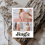 Ankündigung von Retro 3 Foto Baby Schwangerschaft<br><div class="desc">Teilen Sie Ihre Freude mit einer Touch festlichen Charmes mit unserer Foto Christmas Pregnancy Announcement. Diese reizvolle Karte verfügt über ein persönliches Foto, schön gerahmt, um Ihre wachsende Familie zu präsentieren. Das Design umfasst festliche Elemente wie Weihnachtsbäume, Schneeflocken oder Urlaubserlebnisse sowie eine herzliche Botschaft, die Ihre spannenden Neuigkeiten enthüllt. Diese...</div>