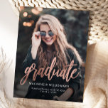 Ankündigung von Rose Gold Foto Abschluss Postkarte<br><div class="desc">Moderne Postkarte für Abschluss mit einem individuellen vertikalen Foto. Das Wort "Absolvent" erscheint in der Rose Gold-Imitat-Folienskript, mit dem Namen des Absolventen, Schule und Jahr des Abschlusses unten in weißen Sans Serif Schriftart. Ersetzen Sie das Beispielbild einfach durch das Foto Ihres eigenen Absolventen. Ein Schwarzer Farbverlaufsbildschirm trägt dazu bei, die...</div>