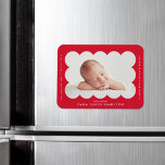 Ankündigung von Rot Modern Scalloping Frame Birth Magnet<br><div class="desc">Moderner Geburtsankündigungsmagnet mit dem Foto Ihres Babys in einem hellroten Skallopierrahmen. Personalisieren Sie den roten Geburtsankündigungsmagnet,  indem Sie den Namen Ihres Babys und zusätzliche Informationen in weißer Schrift hinzufügen.</div>