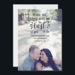 Ankündigung von Scripting Save the Date Foto<br><div class="desc">"Grob werden mit mir,  das Beste ist noch zu sein". Mit dieser Foto-Karte mit einem süßen Angebot kündigen Sie Ihren großen Tag mit rett-the-date an.</div>